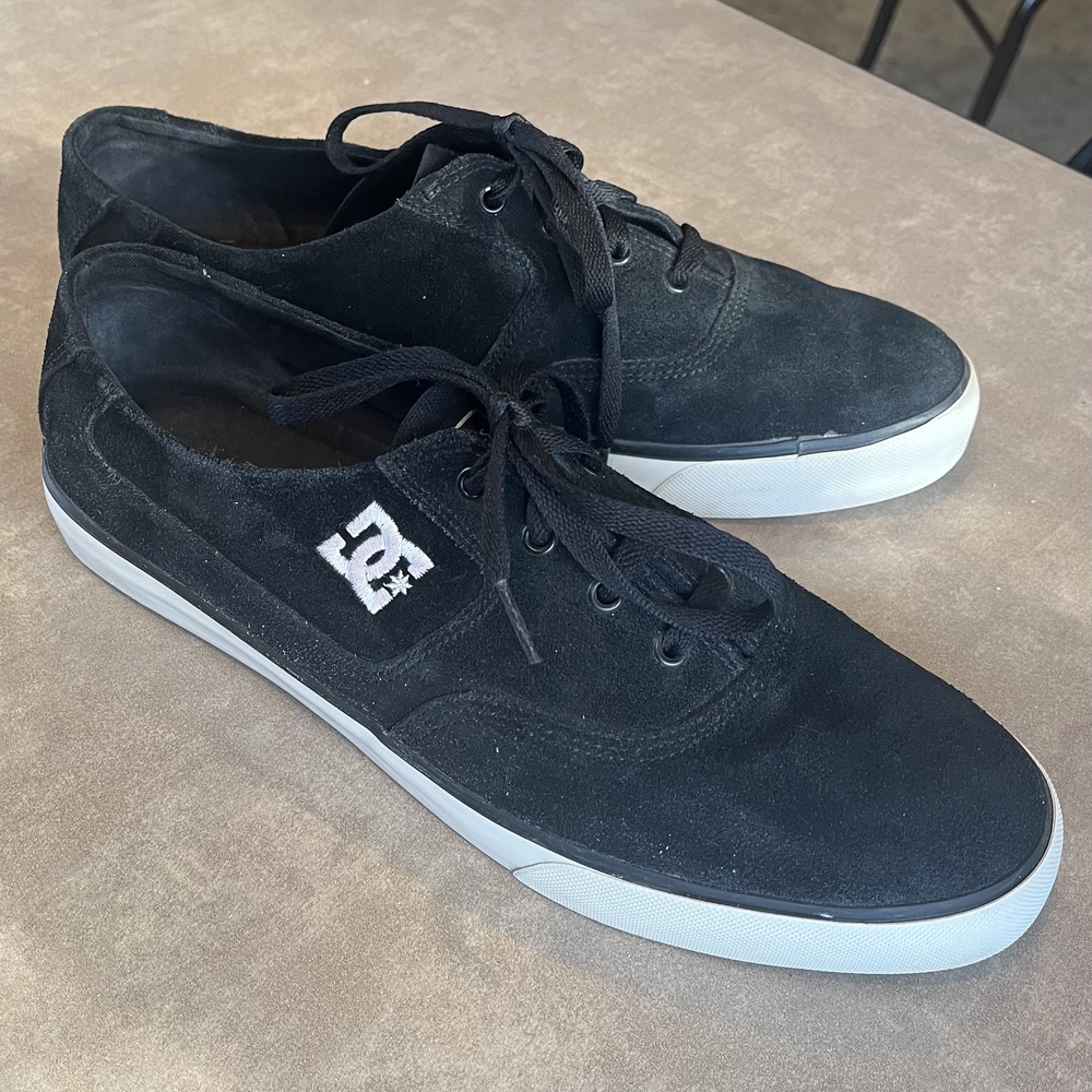 DC Mens 12 Black Suedes
